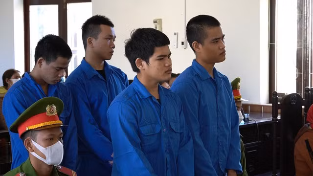 Nhóm bị cáo bị đưa ra xét xử về tội giết người. Ảnh: Văn Lai