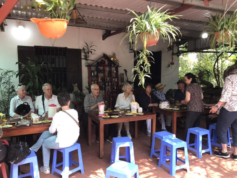 Du khách tàu biển quốc tế chờ được phục vụ khoai lang luộc và nước chè tươi tại một nhà dân ở huyện Vân Đồn trưa 20-2. Ảnh: Nguyễn Hùng Du khách tàu biển quốc tế chờ được phục vụ khoai lang luộc và nước chè tươi tại một nhà dân ở huyện Vân Đồn trưa 20-2. Ảnh: Nguyễn Hùng