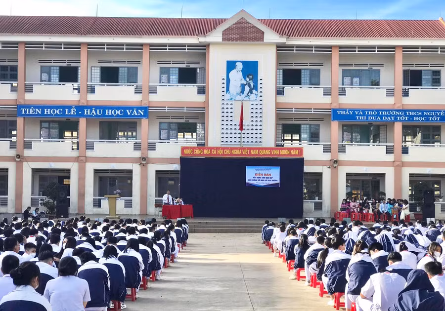 Một buổi sinh hoạt dưới cờ của Tổ tham vấn học đường Trường THCS Nguyễn Du (TP. Pleiku). Ảnh: Nguyễn Thị Diễm