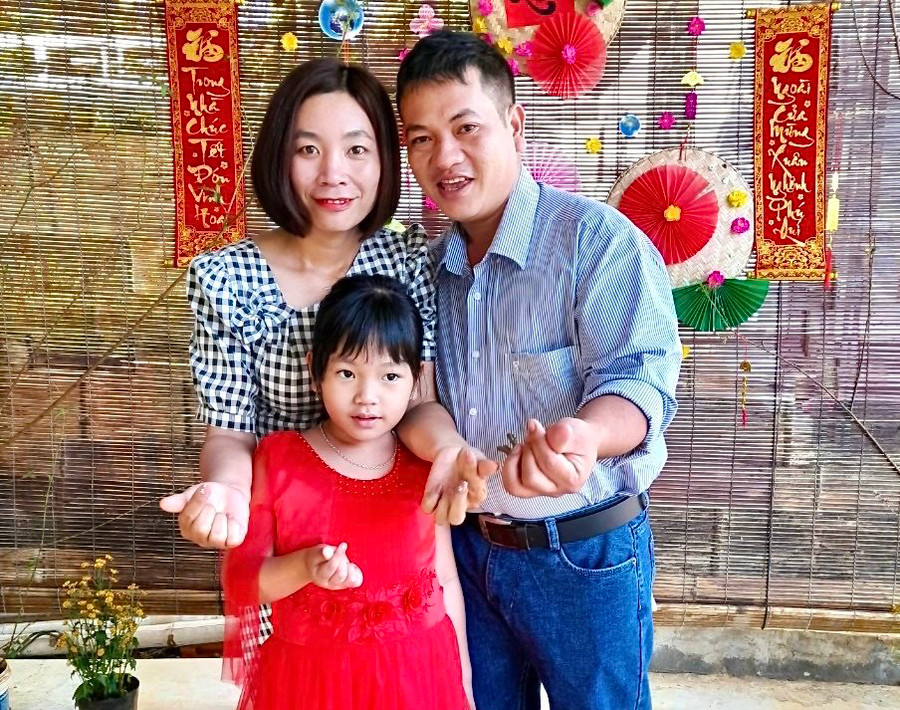 Chị Vũ Thị Kim Thanh-Phó Trưởng ban Quản lý rừng phòng hộ Chư Sê bên gia đình. Ảnh: Minh Nguyễn Chị Vũ Thị Kim Thanh-Phó Trưởng ban Quản lý rừng phòng hộ Chư Sê bên gia đình. Ảnh: Minh Nguyễn