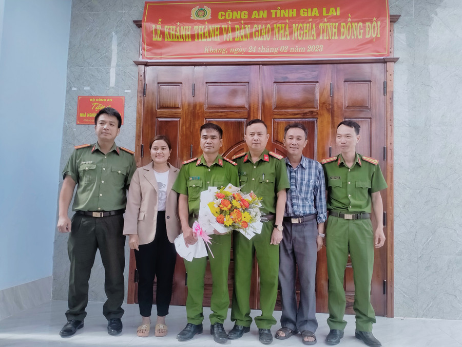 Đại diện Công an tỉnh, Công an huyện, chính quyền địa phương trao quyết định bàn giao nhà và tặng quà cho gia đình anh Áp . Ảnh: Hồng Hạnh Đại diện Công an tỉnh, Công an huyện, chính quyền địa phương trao quyết định bàn giao nhà và tặng quà cho gia đình anh Áp . Ảnh: Hồng Hạnh
