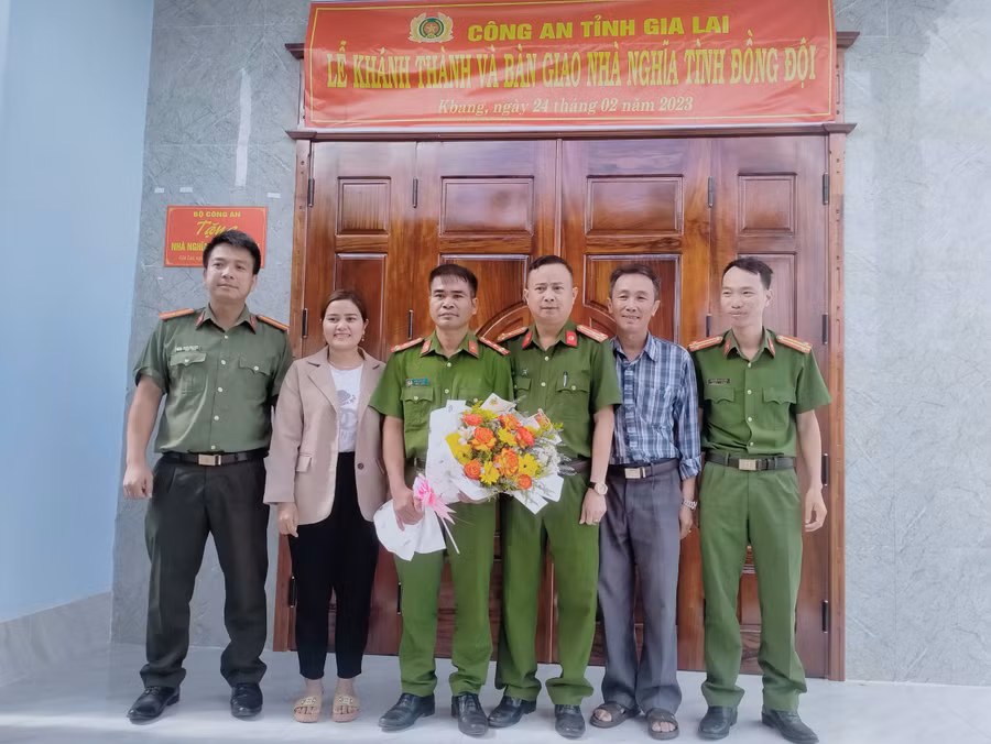 Đại diện Công an tỉnh, Công an huyện, chính quyền địa phương trao quyết định bàn giao nhà và tặng quà cho gia đình anh Áp . Ảnh: Hồng Hạnh