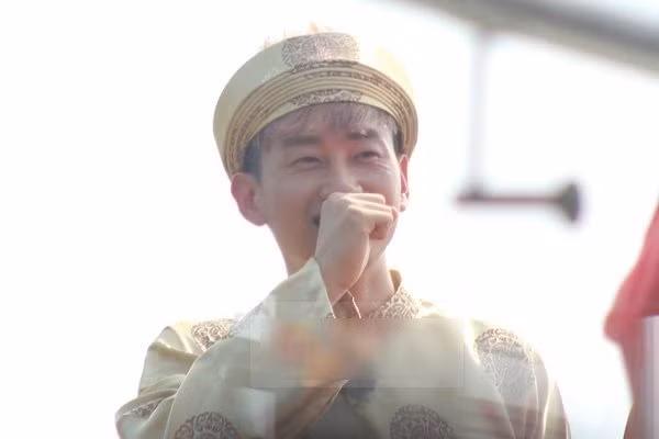 Eunhyuk diện áo dài trong một chương trình gameshow quay tại Việt Nam. Ảnh: Chụp màn hình Eunhyuk diện áo dài trong một chương trình gameshow quay tại Việt Nam. Ảnh: Chụp màn hình