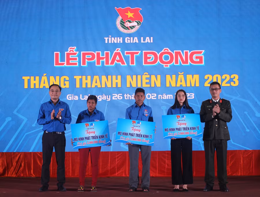 Tỉnh Đoàn trao bảng tượng trưng mô hình sinh kế cho thanh niên tại lễ phát động Tháng Thanh niên năm 2023. Ảnh: Phan Lài