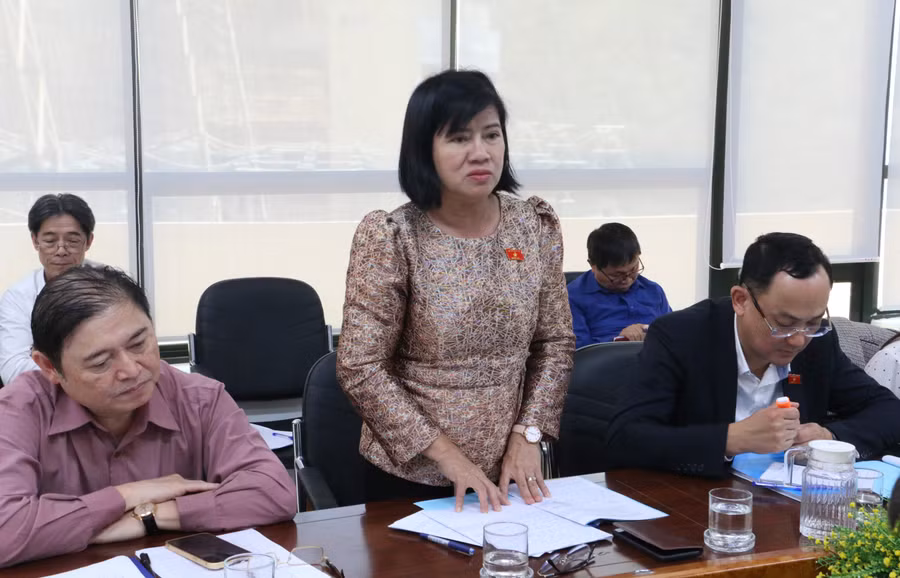 Phó Chủ nhiệm Ủy ban Khoa học, Công nghệ và Môi trường của Quốc hội Nguyễn Thị Lệ Thủy phát biểu tại buổi làm việc với Nhà máy Thủy điện Ia Ly. Ảnh: Quang Tấn