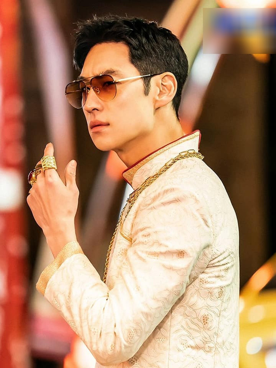 Nam chính Taxi Driver 2 diện áo dài Việt Nam. Ảnh: Nhà sản xuất Nam chính Taxi Driver 2 diện áo dài Việt Nam. Ảnh: Nhà sản xuất