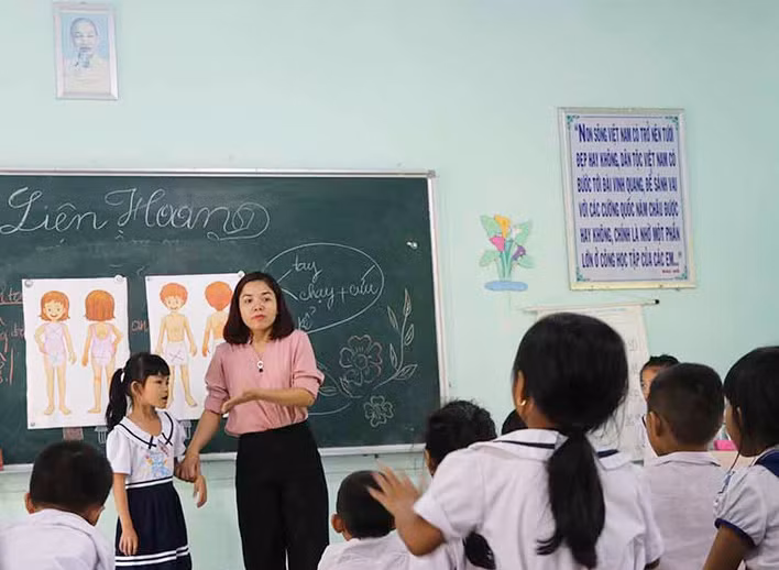 Một tiết học về giáo dục giới tính và kỹ năng phòng-chống xâm hại cho học sinh tiểu học ở thị xã An Khê. Ảnh: N.M