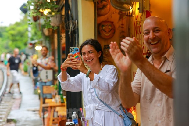 Khách quốc tế thích thú săn ảnh tại 'phố đường tàu' Hà Nội. Ảnh: Minh Sơn/Vietnam+ Khách quốc tế thích thú săn ảnh tại 'phố đường tàu' Hà Nội. Ảnh: Minh Sơn/Vietnam+