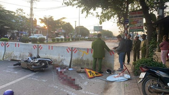 Hiện trường vụ tai nạn khiến 1 thanh niên tử vong tại chỗ Hiện trường vụ tai nạn khiến 1 thanh niên tử vong tại chỗ