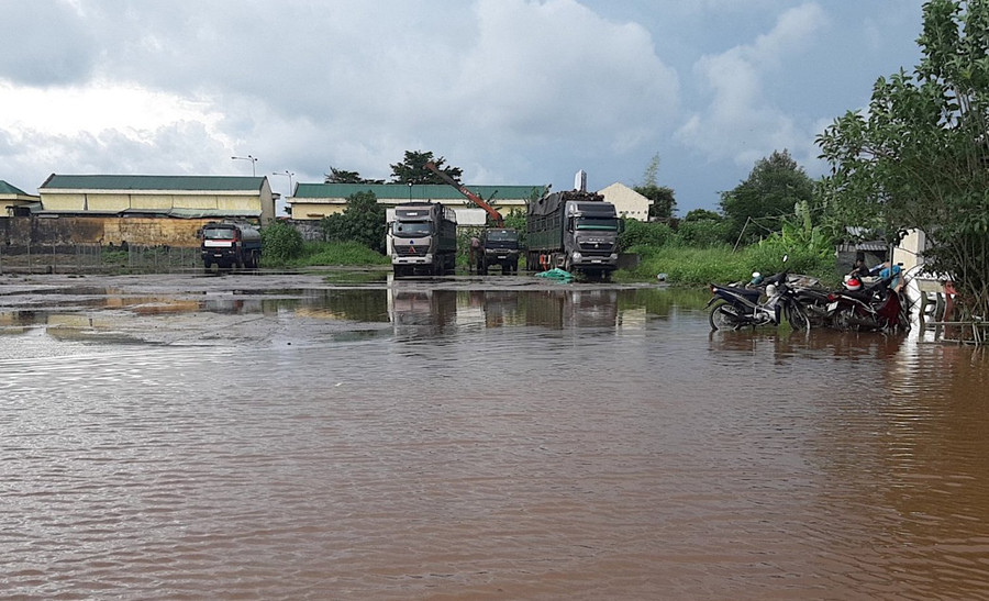 Tuyến đường Lý Nam Đế ngập trong nước sau một trận mưa. Ảnh: Hà Duy Tuyến đường Lý Nam Đế ngập trong nước sau một trận mưa. Ảnh: Hà Duy