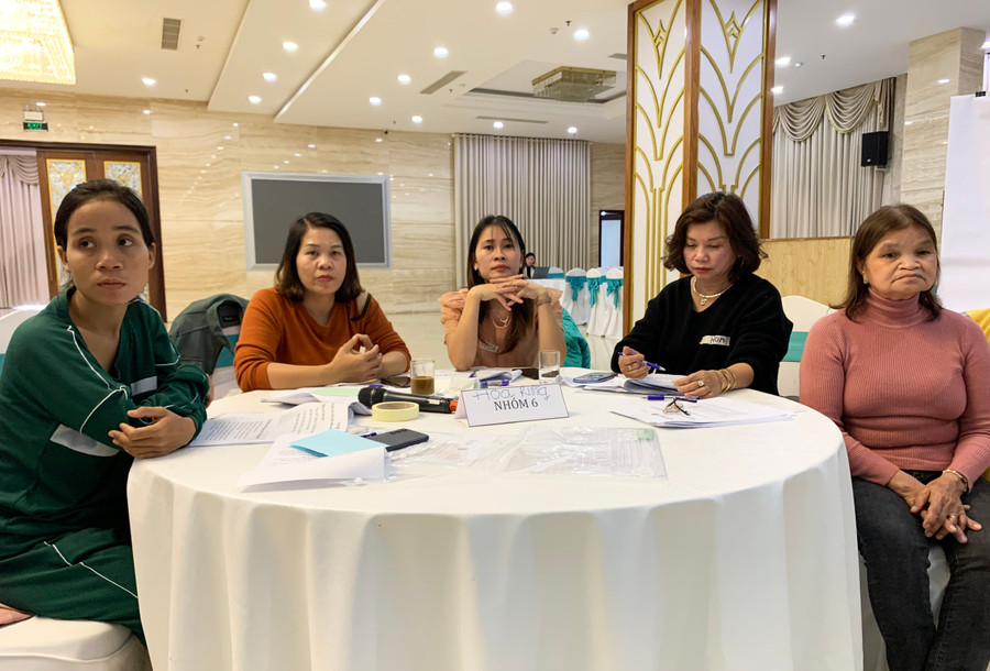 Bà Siu Khang (ngoài cùng bên phải) đã có 30 năm gắn bó với nghề cô đỡ thôn bản. Ảnh: Như Nguyện Bà Siu Khang (ngoài cùng bên phải) đã có 30 năm gắn bó với nghề cô đỡ thôn bản. Ảnh: Như Nguyện