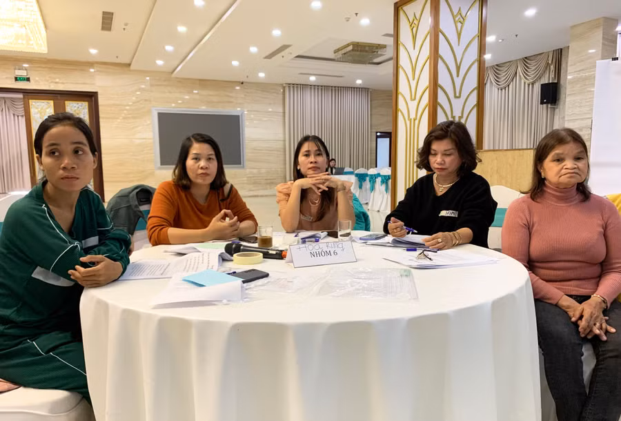 Bà Siu Khang (ngoài cùng bên phải) đã có 30 năm gắn bó với nghề cô đỡ thôn bản. Ảnh: Như Nguyện