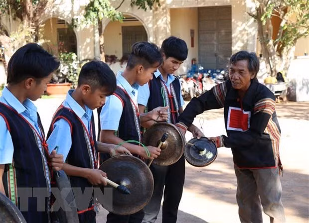 Nghệ nhân Ksor Siơh-dân tộc Jrai ở làng Kly (thị trấn Nhơn Hòa, huyện Chư Pưh, tỉnh Gia Lai) dạy đánh cồng chiêng cho học sinh trong vùng. Ảnh: Hồng Điệp/TTXVN