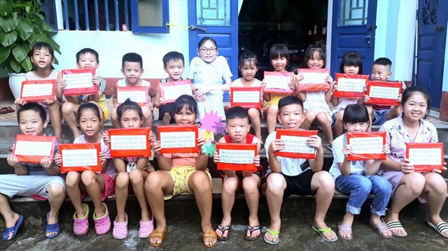 Không chỉ dạy học, cô giáo xương thủy tinh còn tặng học bổng cho học trò nghèo. Ảnh: NVCC