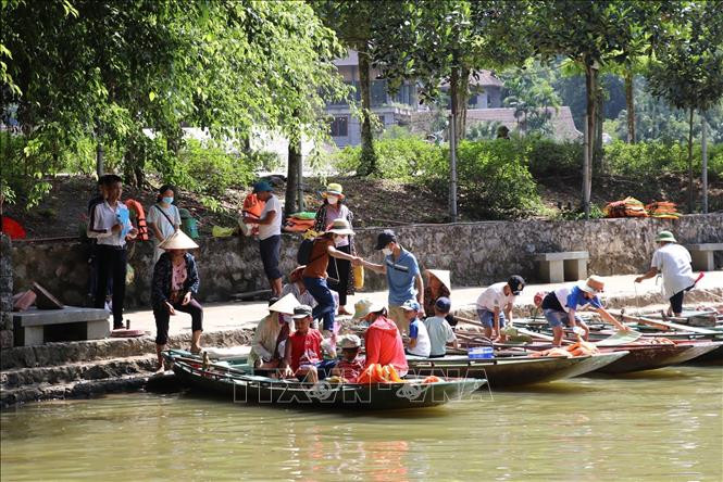 Du khách thăm quan tại Khu du lịch sinh thái Thung Nham (Hoa Lư, Ninh Bình). Ảnh: Đức Phương/TTXVN