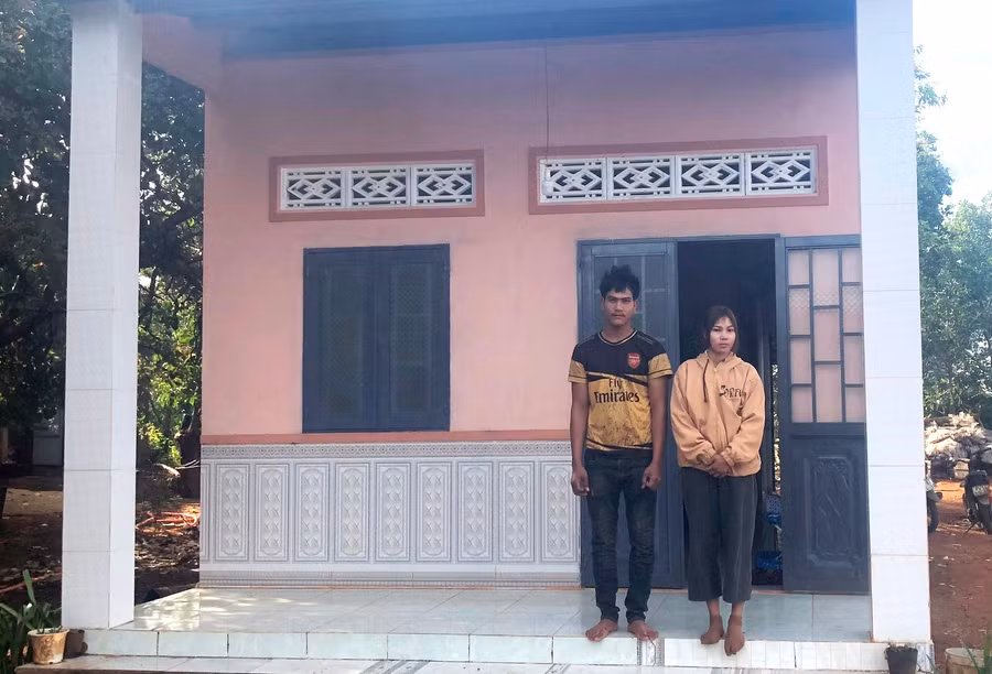 Vợ chồng Puih Haih, làng De Lung 1, xã Ia Tô, huyện Ia Grai nhờ mạnh dạn vay vốn, chăm chỉ làm ăn đã xây được căn nhà khang trang. Ảnh: Đinh Yến
