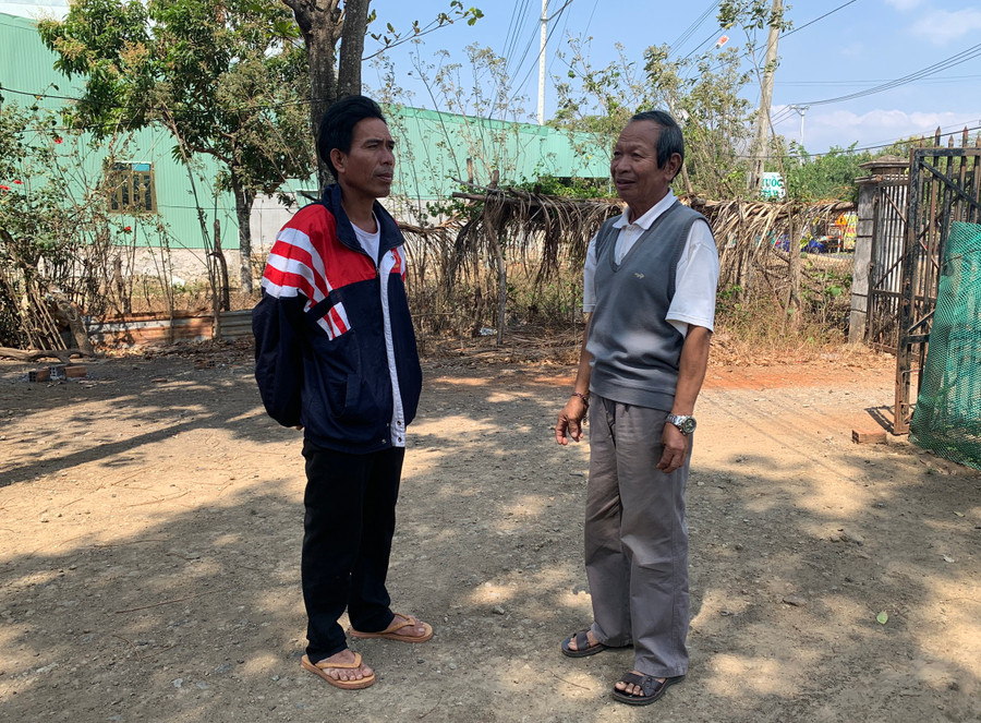 Ông Rmah Nhơn (bìa phải) trao đổi công việc với người dân. Ảnh: R’Ô HOK Ông Rmah Nhơn (bìa phải) trao đổi công việc với người dân. Ảnh: R’Ô HOK