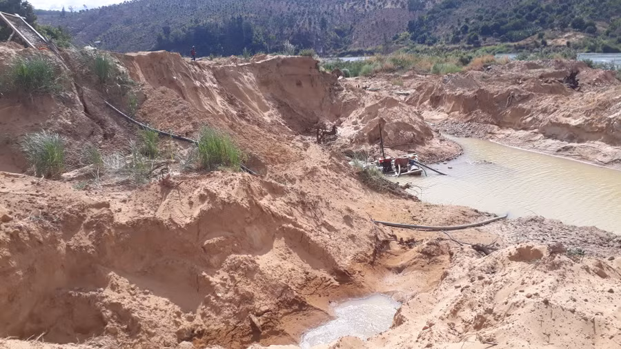 Hiện trường 1 vụ khai thác cát trái phép tại xã Ia Khai. Ảnh: Thiên Di