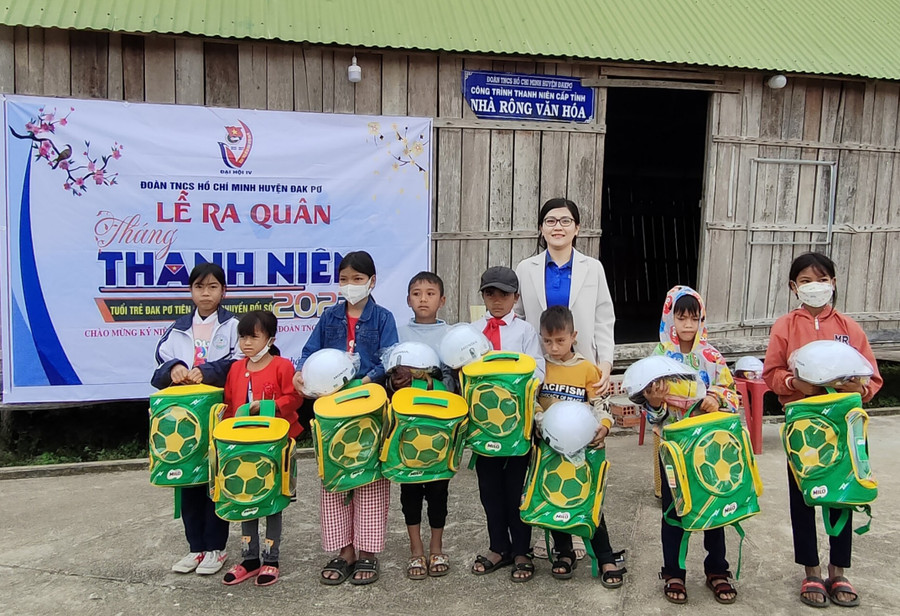 Huyện Đoàn Đak Pơ tặng quà cho học sinh nghèo vượt khó, học giỏi tại lễ ra quân. Ảnh: Tuyết Mai