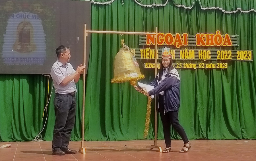 Em Bùi Yến Nhi-lớp 12A2, Trường THPT Lương Thế Vinh giành chiến thắng cuộc thi &quot;Rung được chuông vàng&quot;. Ảnh: Hồng Hạnh