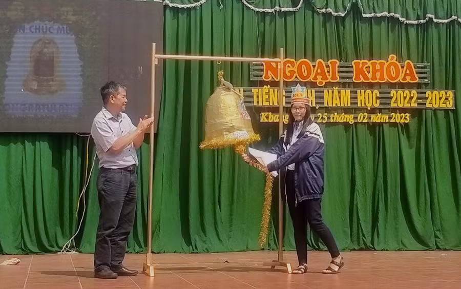 Em Bùi Yến Nhi-lớp 12A2, Trường THPT Lương Thế Vinh giành chiến thắng cuộc thi "Rung được chuông vàng". Ảnh: Hồng Hạnh