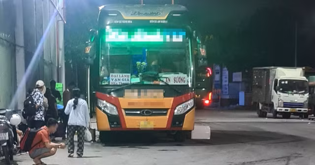 Xe khách chạy tuyến Khánh Hòa - TP.HCM đang đón khách trong bãi xe C.T (P.Tam Bình, TP.Thủ Đức)