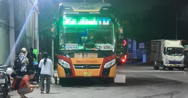 Xe khách chạy tuyến Khánh Hòa - TP.HCM đang đón khách trong bãi xe C.T (P.Tam Bình, TP.Thủ Đức) Xe khách chạy tuyến Khánh Hòa - TP.HCM đang đón khách trong bãi xe C.T (P.Tam Bình, TP.Thủ Đức)