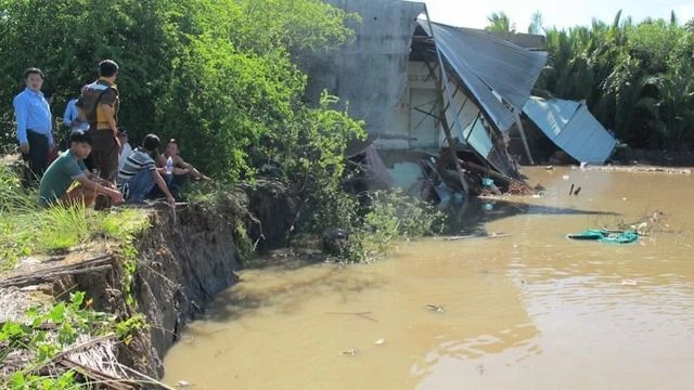 Khẩn trương đẩy nhanh tiến độ các dự án kè chống sạt lở. Ảnh: QUỐC HÙNG Khẩn trương đẩy nhanh tiến độ các dự án kè chống sạt lở. Ảnh: QUỐC HÙNG