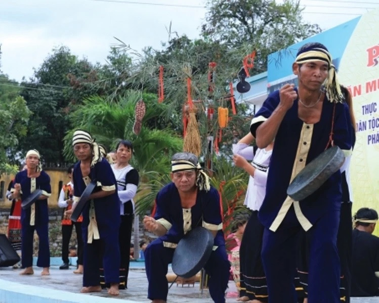 Hòa tấu chiêng mã la trong Lễ hội ăn mừng lúa mới của người Raglai. Ảnh: Báo Khánh Hòa