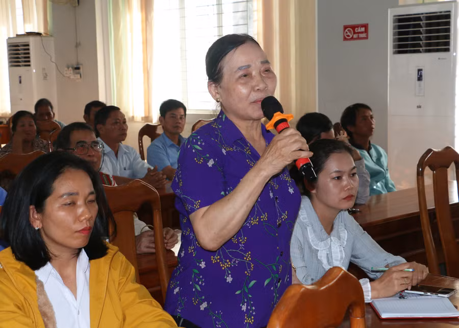 Cử tri Vũ Thị Đoàn (thôn Đông Hà, thị trấn Chư Prông) kiến nghị cấp kinh phí hoạt động cho Hội Người cao tuổi. Ảnh: Q.T