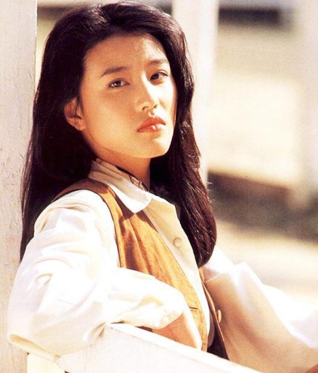 Châu Hải My thời trẻ. Cùng với những vai diễn kinh điển trên màn ảnh, cô còn là biểu tượng nhan sắc nức tiếng làng giải trí Hồng Kông một thời Châu Hải My thời trẻ. Cùng với những vai diễn kinh điển trên màn ảnh, cô còn là biểu tượng nhan sắc nức tiếng làng giải trí Hồng Kông một thời