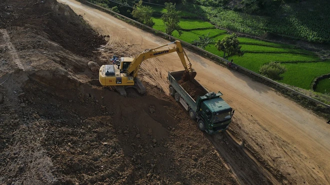 Nguồn vật liệu đất đắp nền đường của Dự án nâng cấp Quốc lộ 19 qua Gia Lai đã được tháo gỡ. Ảnh: Việt Hùng/Vietnam+ Nguồn vật liệu đất đắp nền đường của Dự án nâng cấp Quốc lộ 19 qua Gia Lai đã được tháo gỡ. Ảnh: Việt Hùng/Vietnam+