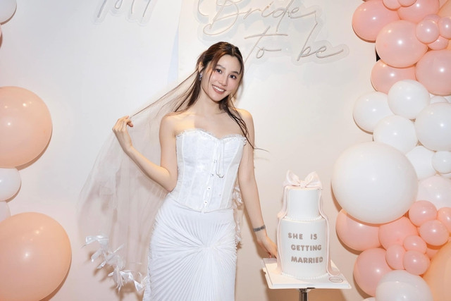 Khoe nhan sắc quyến rũ