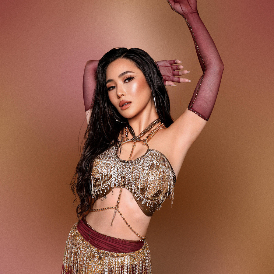 Tháng 8.2023, Hương Tràm gây bất ngờ khi cho phát hành MV Lalala. Có thể thấy, từ âm nhạc đến hình ảnh, phong cách trình diễn của nữ ca sĩ gốc Nghệ An đều mang đậm nét Latin