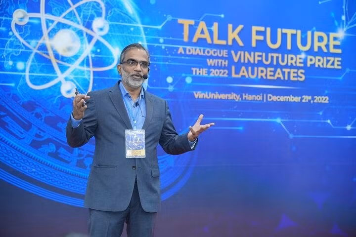 GS. Thalappil Pradeep, Chủ nhân Giải Đặc biệt VinFuture 2022 dành cho các nhà khoa học đến từ quốc gia đang phát triển, Giáo sư đầu ngành và Giáo sư Khoa Hóa học tại Học viện Deepak Parekh. Ảnh: VinFuture