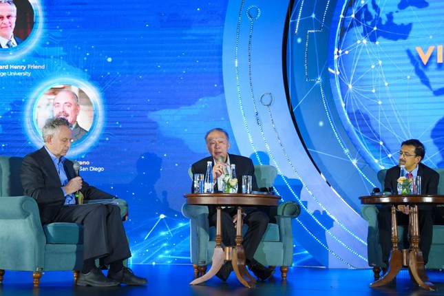 GS Teck-Seng Low chia sẻ tại tọa đàm.