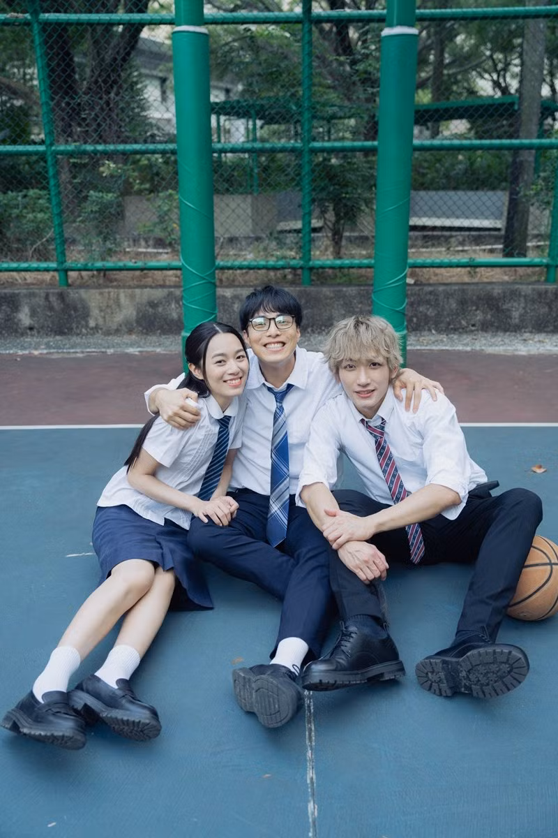 Ngọc Mai ra MV kết hợp chất liệu dân gian và hiện đại, trong khi Vũ mời ba diễn viên người Hong Kong, Trung Quốc (ảnh phải) đóng MV.