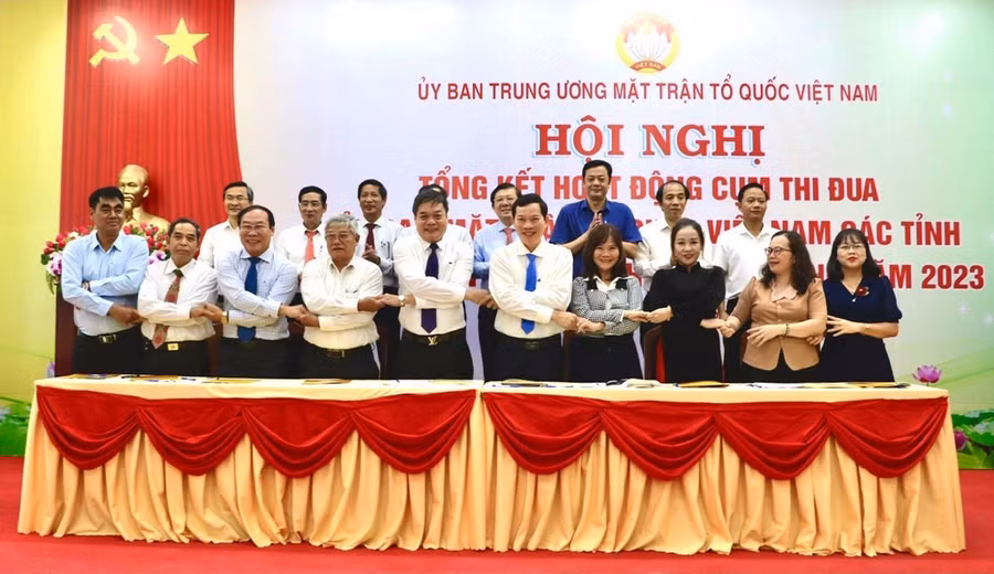 Đại diện lãnh đạo Ủy ban MTTQ Việt Nam các tỉnh trong Cụm thi đua các tỉnh Tây Nguyên và Duyên hải miền Trung ký kết giao ước thi đua năm 2024. Ảnh:Ngọc Anh