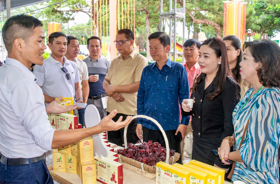 Hội nghị giao thương xúc tiến xuất khẩu hàng hóa khu vực Tây Nguyên với doanh nghiệp nước ngoài năm 2023 đã mang đến nhiều cơ hội mở rộng thị trường cho các doanh nghiệp. Ảnh: V.T Hội nghị giao thương xúc tiến xuất khẩu hàng hóa khu vực Tây Nguyên với doanh nghiệp nước ngoài năm 2023 đã mang đến nhiều cơ hội mở rộng thị trường cho các doanh nghiệp. Ảnh: V.T