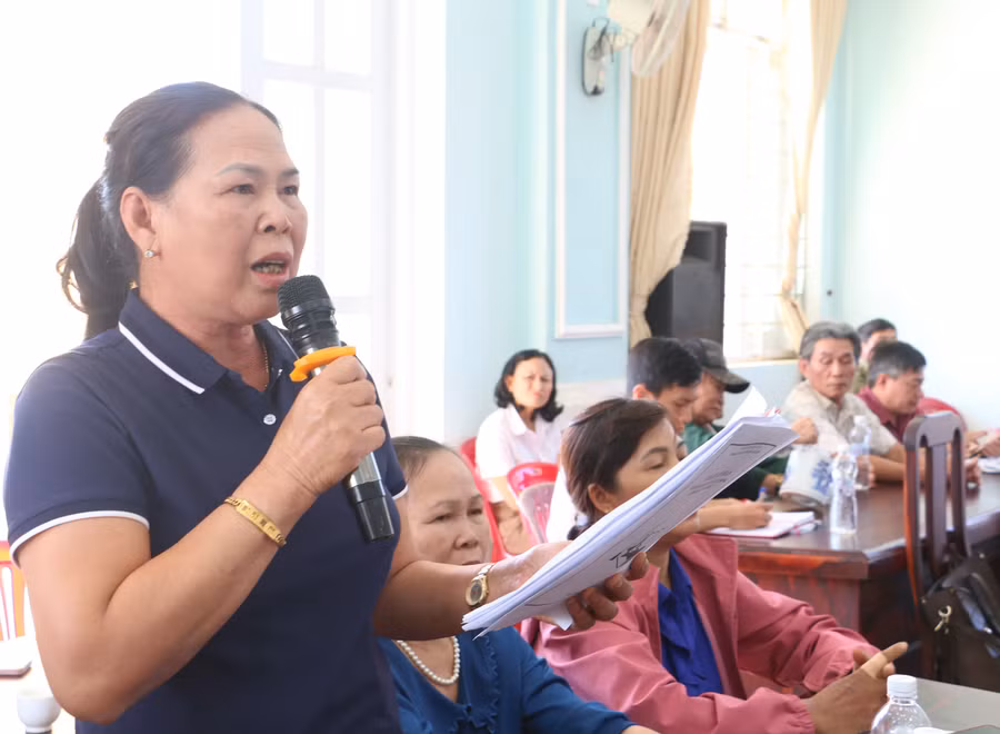 Cử tri Nguyễn Thị Lý (tổ 7, thị trấn Chư Ty, huyện Đức Cơ) có nhiều ý kiến, kiến nghị gửi đến Đoàn đại biểu Quốc hội tỉnh. Ảnh: Q.T