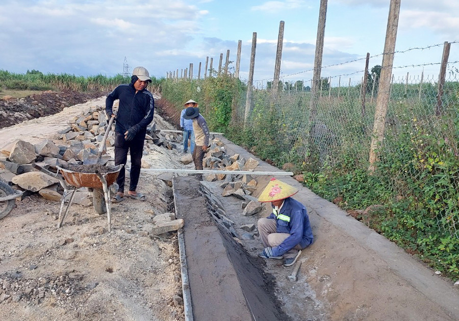 Người dân xã Hbông (huyện Chư Sê) tham gia làm đường giao thông nội đồng ra khu sản xuất. Ảnh: N.D Người dân xã Hbông (huyện Chư Sê) tham gia làm đường giao thông nội đồng ra khu sản xuất. Ảnh: N.D