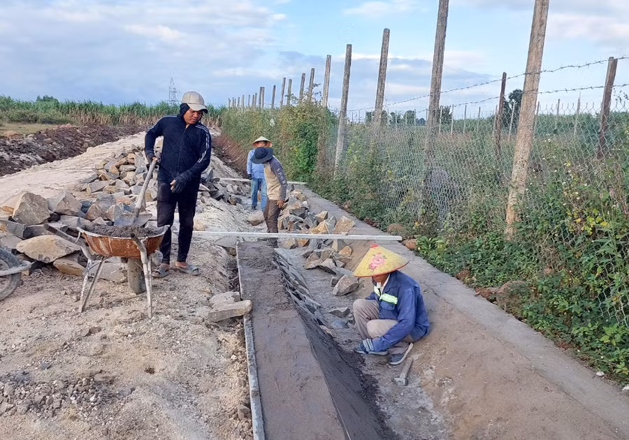Người dân xã Hbông (huyện Chư Sê) tham gia làm đường giao thông nội đồng ra khu sản xuất. Ảnh: N.D