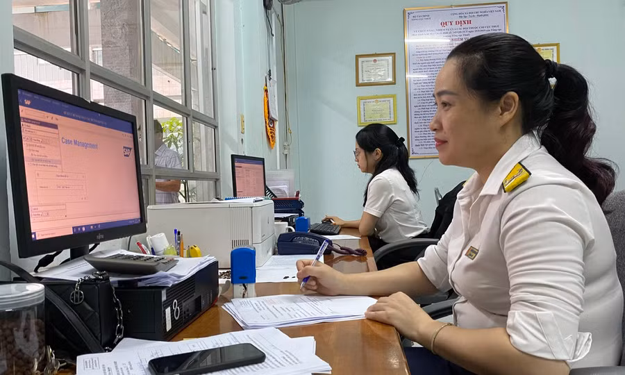 Ngành Thuế tỉnh tăng cường các giải pháp thu ngân sách thời điểm cuối năm. Ảnh: S.C