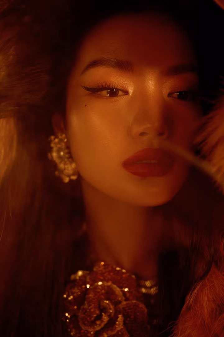 Lâm Bích Tuyền sinh năm 1999 tại An Giang, cô là tân cử nhân ngành Du lịch cũng như đang là chân dài thế hệ mới của làng thời trang Việt Nam.