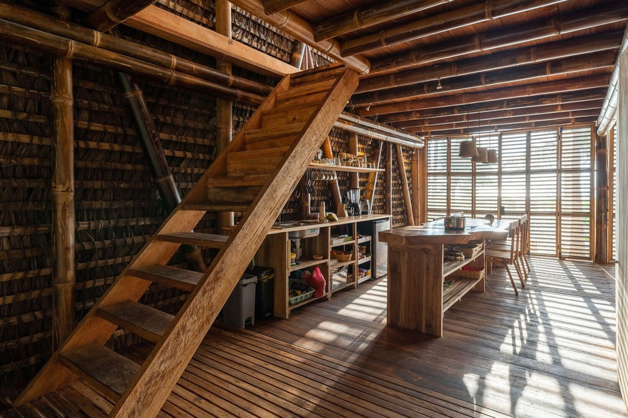 Tận dụng độ dốc của mái nhà, các kiến trúc sư tạo ra một tầng lửng để cơi nới thêm khu vực phòng ngủ áp mái.