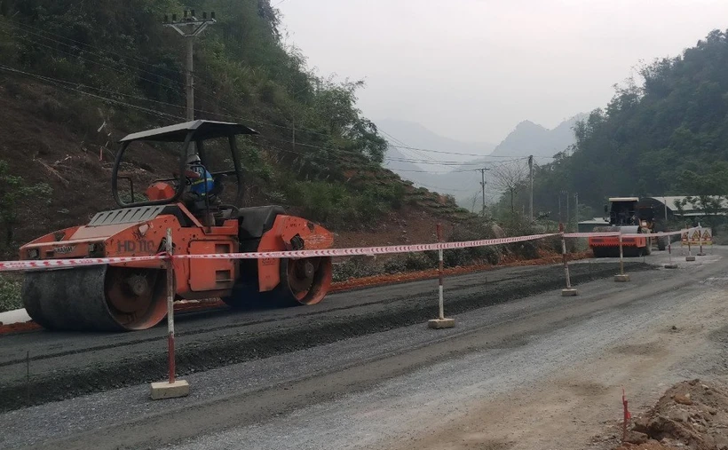 Nhà thầu thi công một dự án đường Quốc lộ. Ảnh: Việt Hùng/Vietnam+