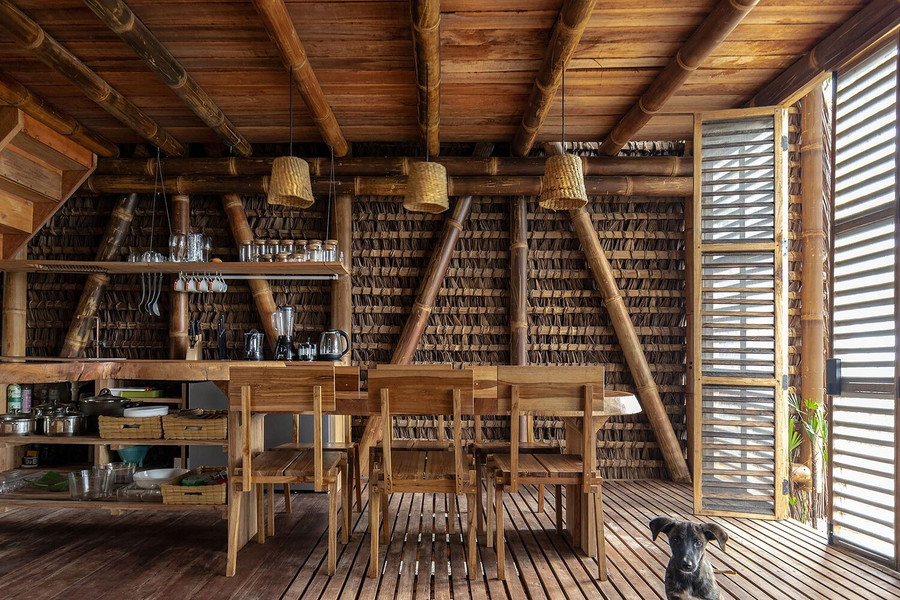 Không gian phòng khách gắn liền với khu vực nấu bếp và sân hiên để gia đình ăn uống.