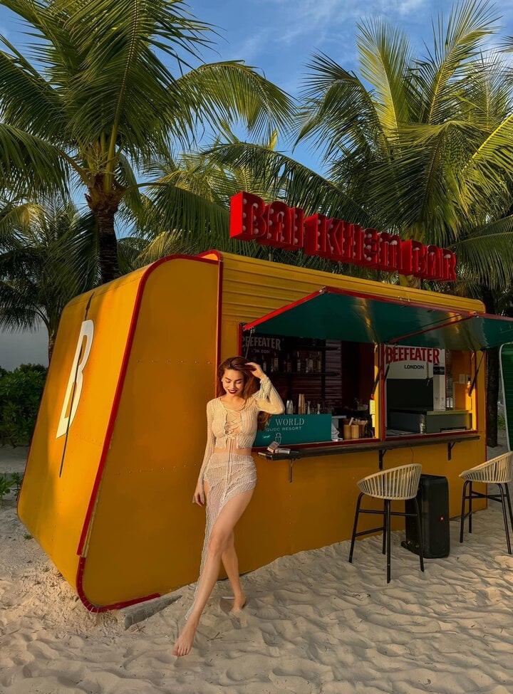 Người đẹp chia sẻ: "Tự thấy mình luôn được yêu thương vì nhận được nhiều sự quan tâm, chăm sóc thật ngọt ngào". Người đẹp chia sẻ: "Tự thấy mình luôn được yêu thương vì nhận được nhiều sự quan tâm, chăm sóc thật ngọt ngào".