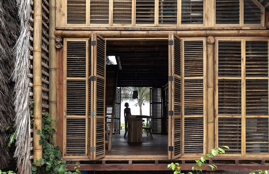 Hệ thống vách ngăn có khả năng chống chịu thời tiết và độ ẩm rất tốt, có nhiệm vụ đóng cửa nhà vào ban đêm.