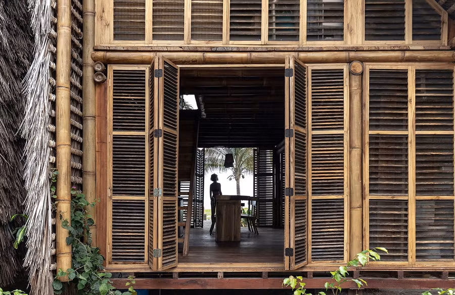 Hệ thống vách ngăn có khả năng chống chịu thời tiết và độ ẩm rất tốt, có nhiệm vụ đóng cửa nhà vào ban đêm.